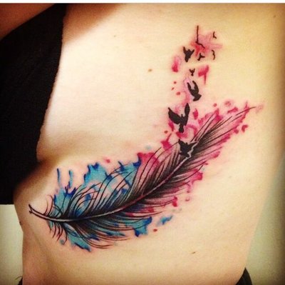Tatouage plume colorée bleu et rose avec des petits oiseaux